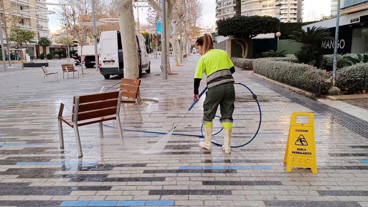 Una operaria del servicio de limpieza viaria de Benidorm.