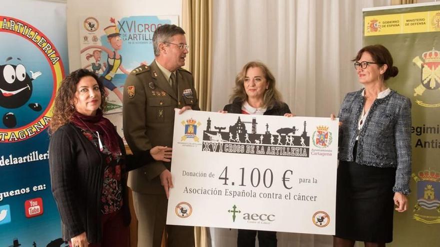 El Cross de Artillería dona 4.100 euros a la AECC