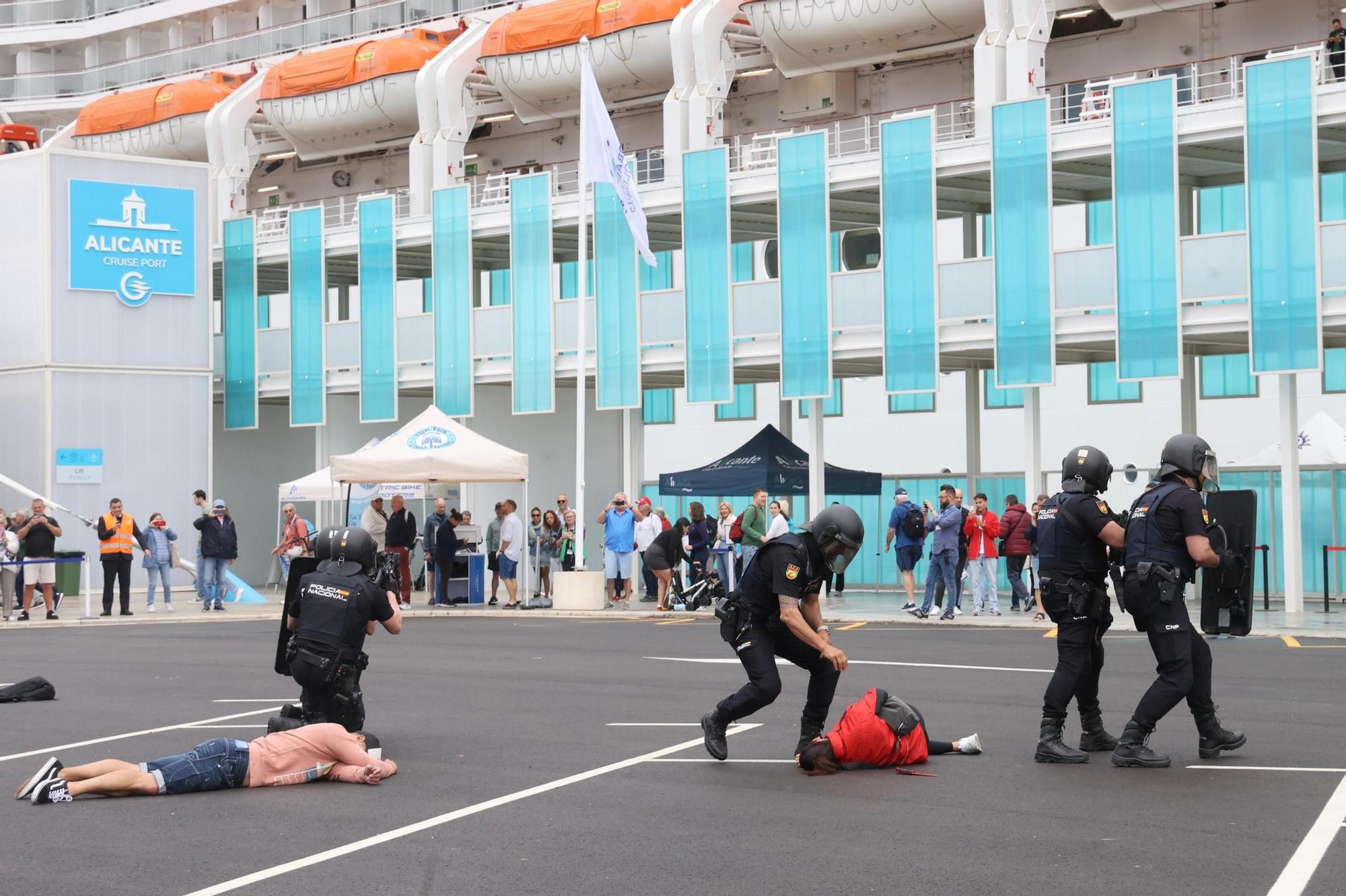 Simulacro de atentado terrorista realizado por la Policía armada en el puerto de Alicante