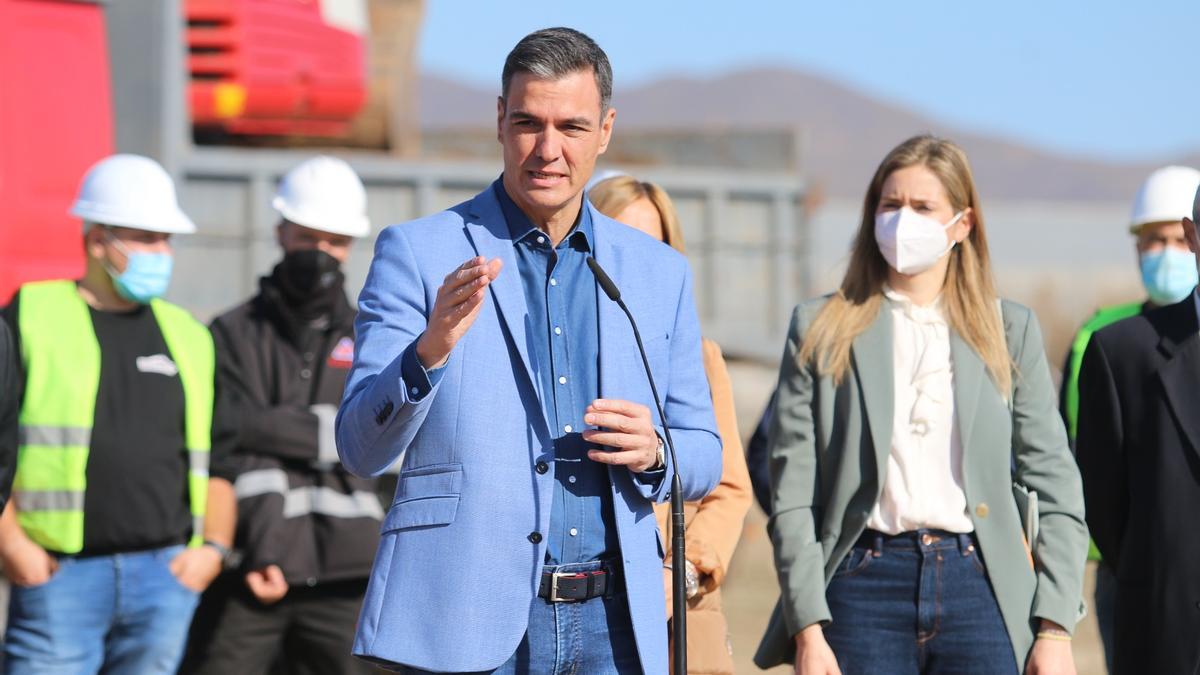 Pedro Sánchez en su visita a Cardial SL en Níjar (Almería)