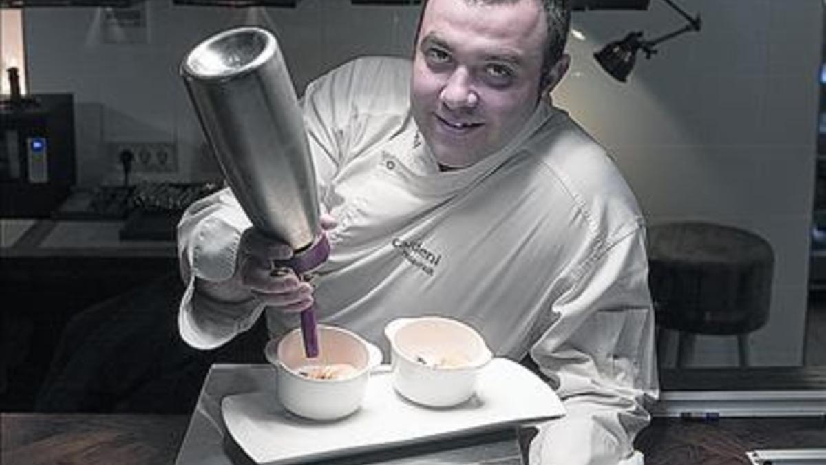 Dani Lechuga, con un plato de pulpo, en el Bardeni (València, 454).