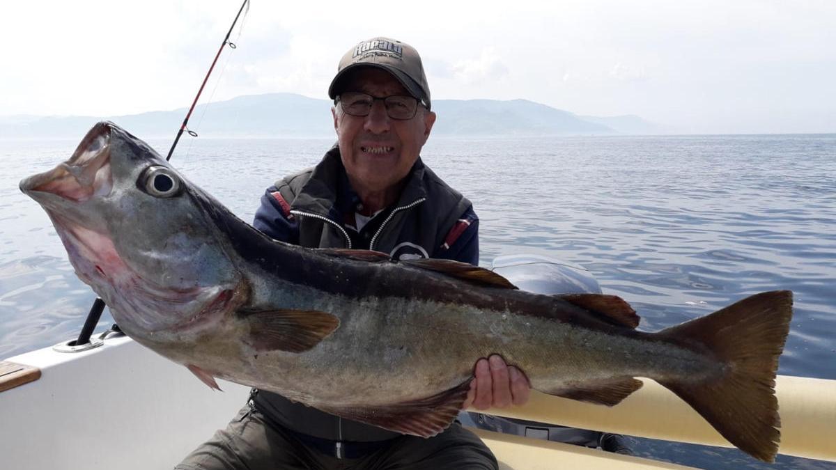 Emiliano López posa con el formidable abadejo