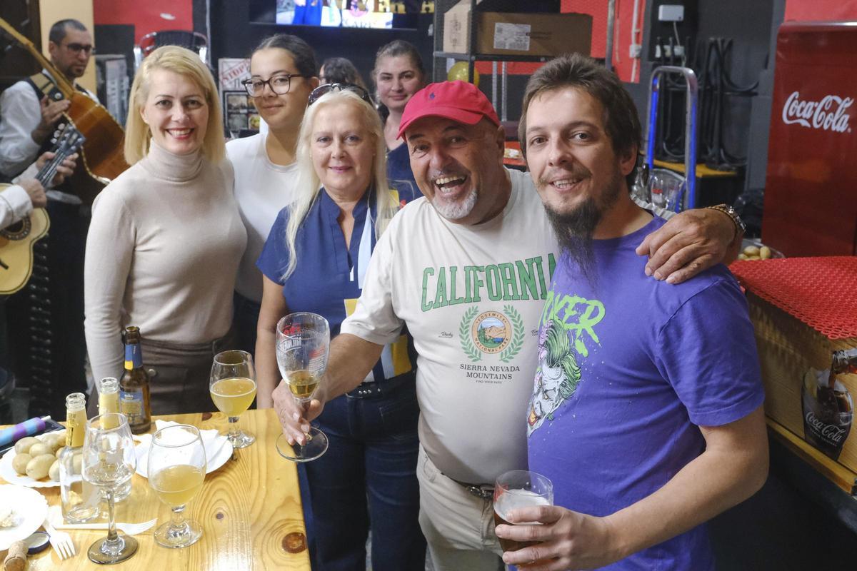 El Ca' Jonás de Triana vive su 40 aniversario pasando de bocatería a cervecería El Ca' Jonás de Triana vive su 40 aniversario pasando de bocatería a cervecería