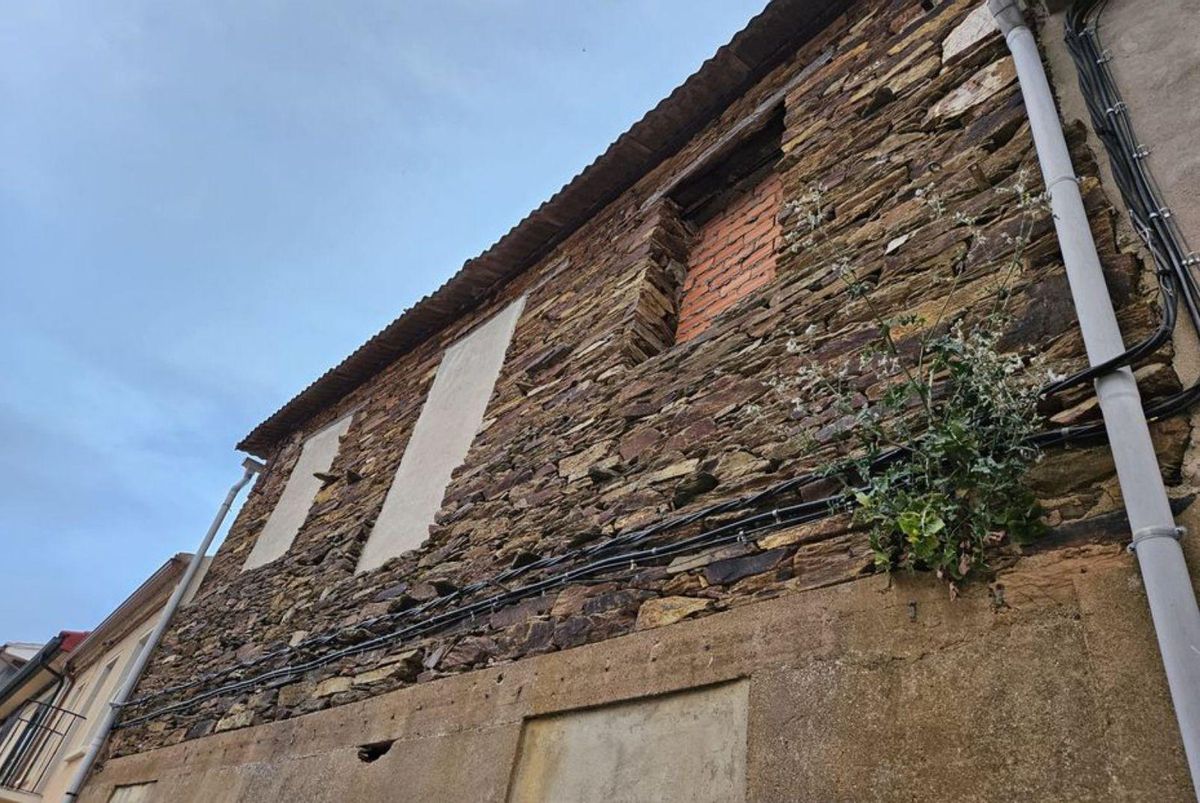 Denuncias por "liberación" de amianto en el tejado de un edificio en Tábara