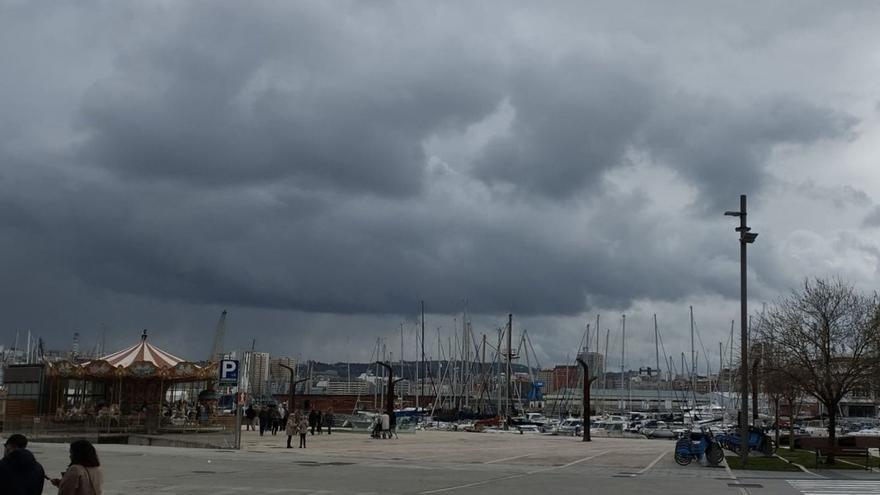 Cielo cubierto de nubes ayer por la tarde en la Marina. |   // R. P.