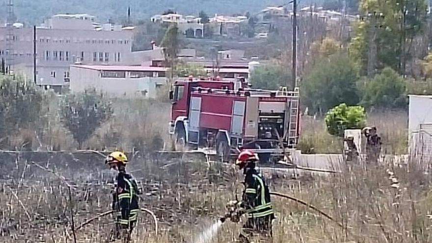 Sofocan con rapidez un incendio próximo al hospital de la Pedrera de Dénia