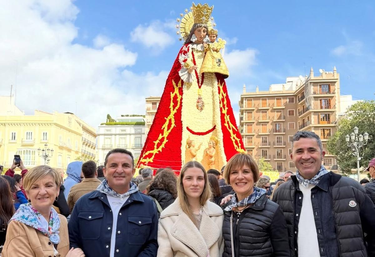 Marián Cano visita a la 'geperudeta' con su hermano y otros familiares.