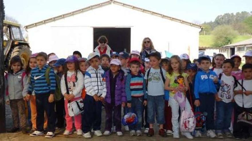 Alumnos del colegio San Marcos visitan el Centro de Investigaciones Agrarias y el Aula de Natureza. / la opinión