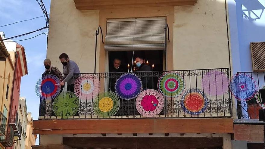 Sant Mateu engalana sus balcones por las mujeres