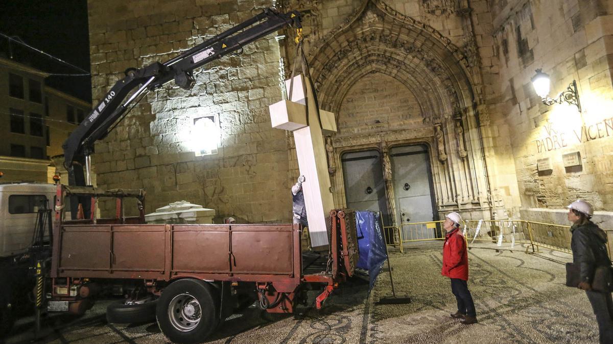 Retirada de la Cruz de los Caídos de la plaza de España junto a la Iglesia de San Martín de Callosa de Segura en enero de 2018
