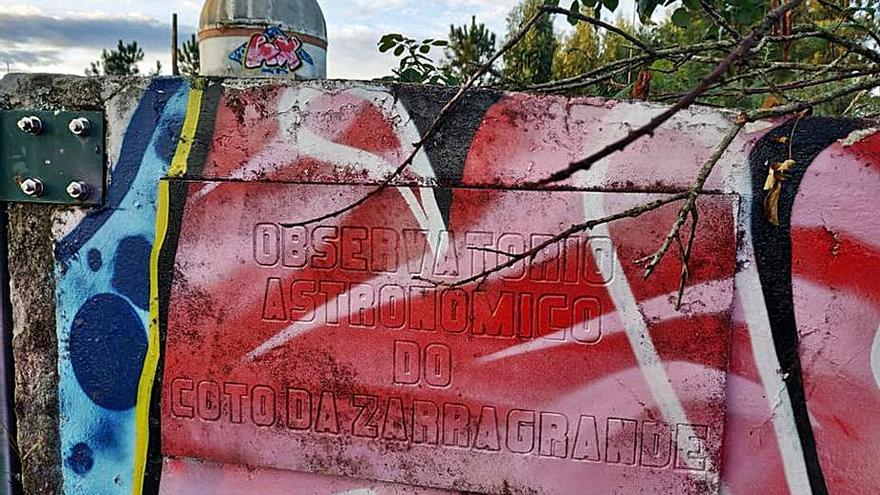 El cartel de la instalación también apareció lleno de pintadas. 