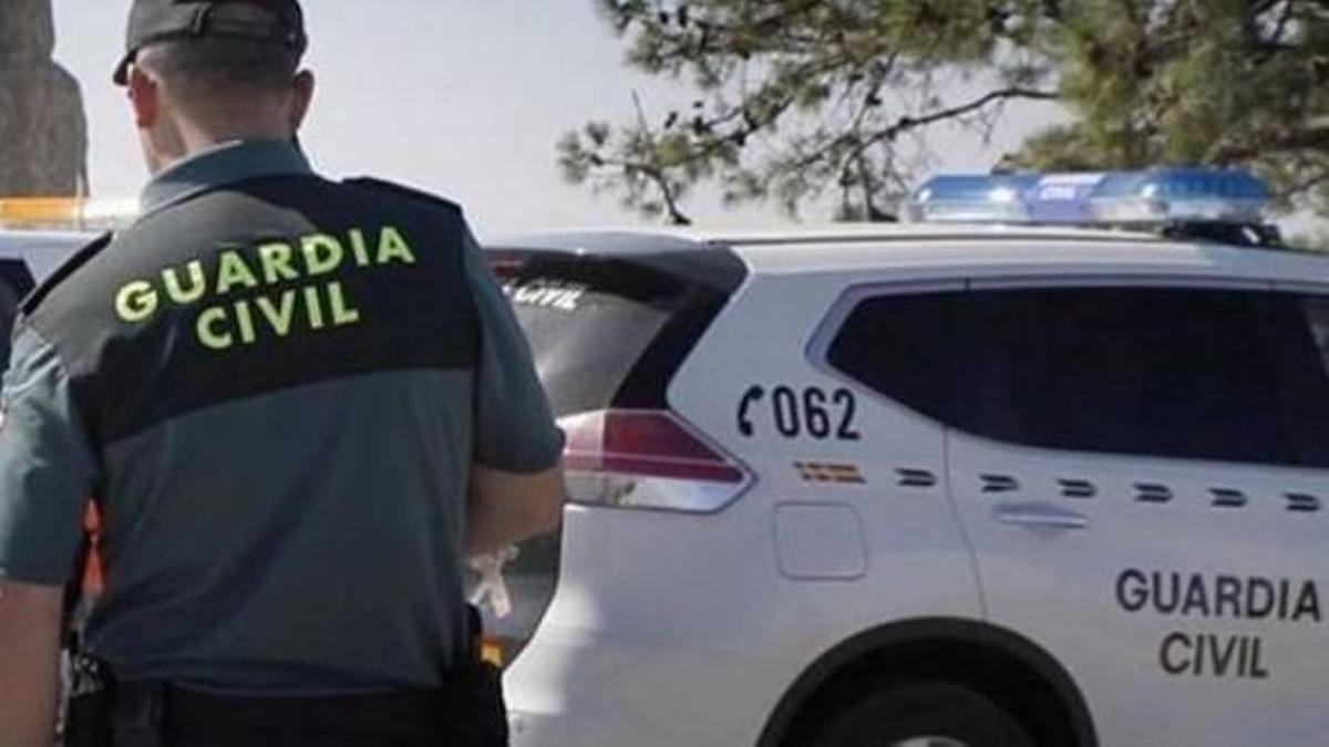 Un agente de la Guardia Civil, ante un control.