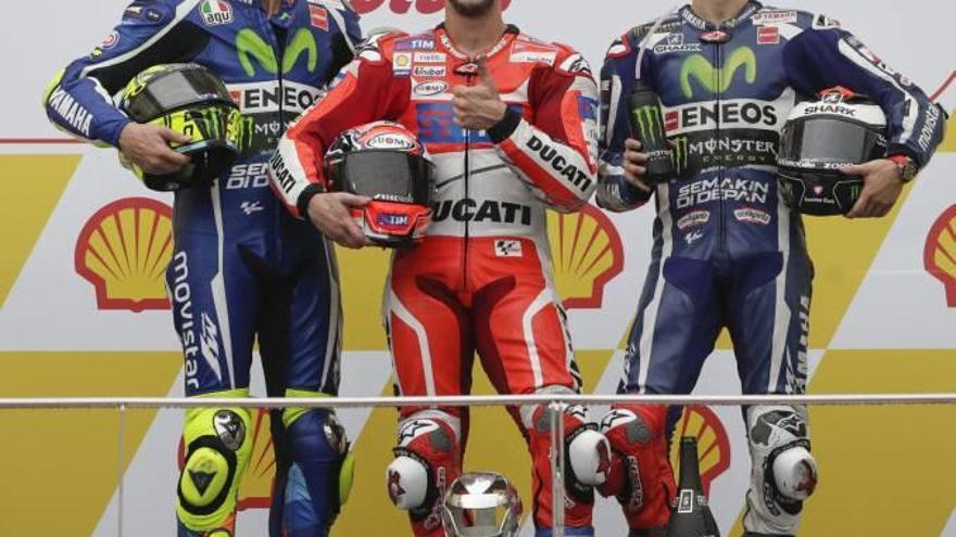 Rossi, Dovizioso y Lorenzo posan en el podio del circuito de Sepang.