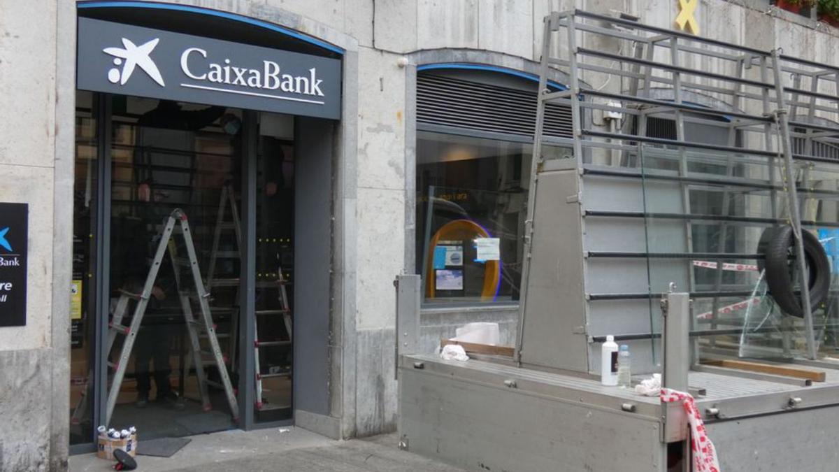 Trenquen la porta d’una entitat bancària a Ripoll | JORDI REMOLINS