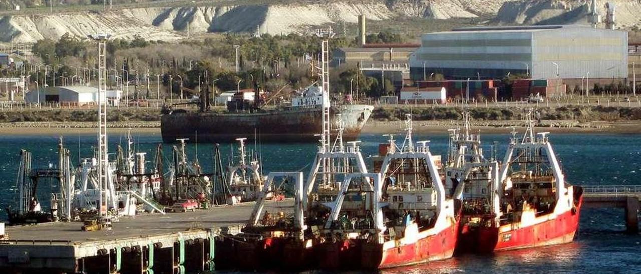 Buques amarrados en el muelle Storni, en Puerto Madryn, al sur de Argentina. // Lu17.com