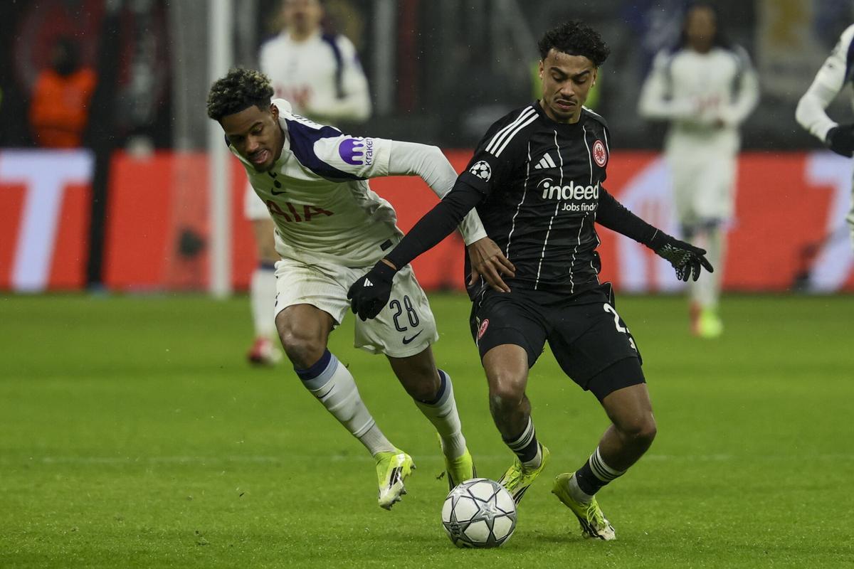Nathaniel Brown durante el encuentro entre Eintracht Frankfurt y Tottenham Hotspur