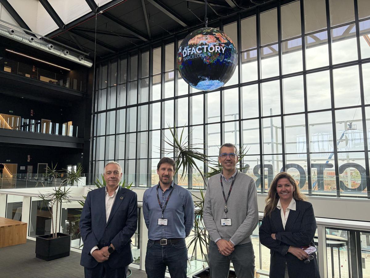 Pere Navarro, president executiu del CZFB, i Blanca Sorigué, directora general de lentitat, shan reunit amb Lluís Quintana i Marc Vizern, Business Development Manager i Business Unit Manager de Thinex Rotimpres respectivament, per a donar-los la benvinguda a lecosistema