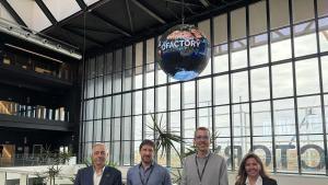 Pere Navarro, president executiu del CZFB, i Blanca Sorigué, directora general de lentitat, shan reunit amb Lluís Quintana i Marc Vizern, Business Development Manager i Business Unit Manager de Thinex Rotimpres respectivament, per a donar-los la benvinguda a lecosistema