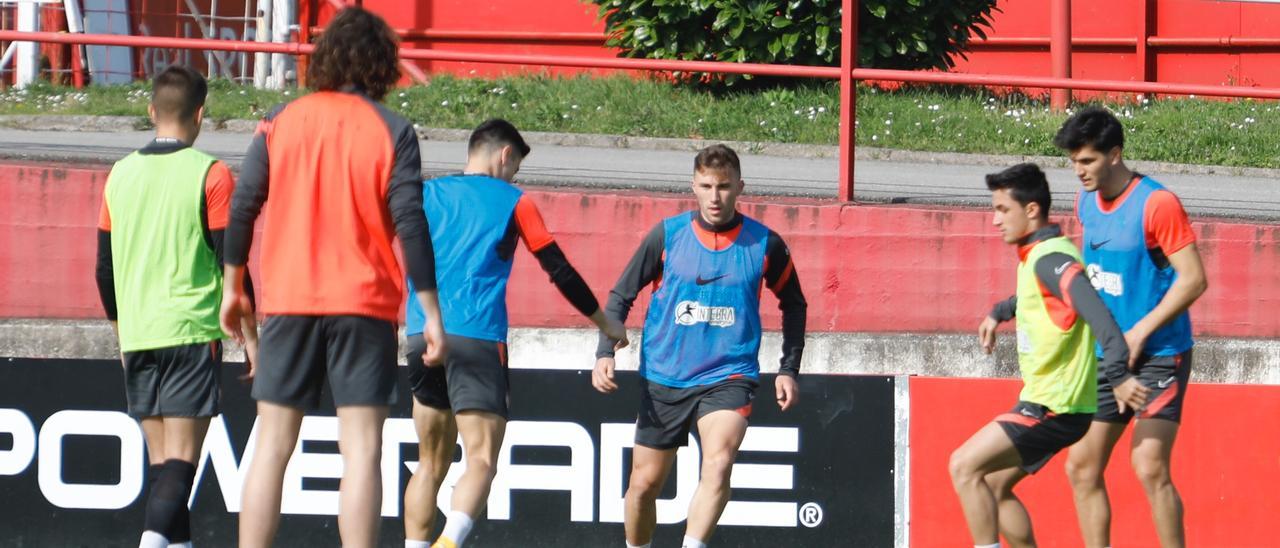 La plantilla del Sporting, durante un entrenamiento