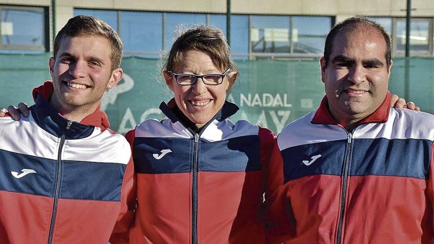 Juan Carlos Chia, Deiedrea Grace Pericás y Xavier Sacarés en la Academy de Rafel Nadal en Manacor.