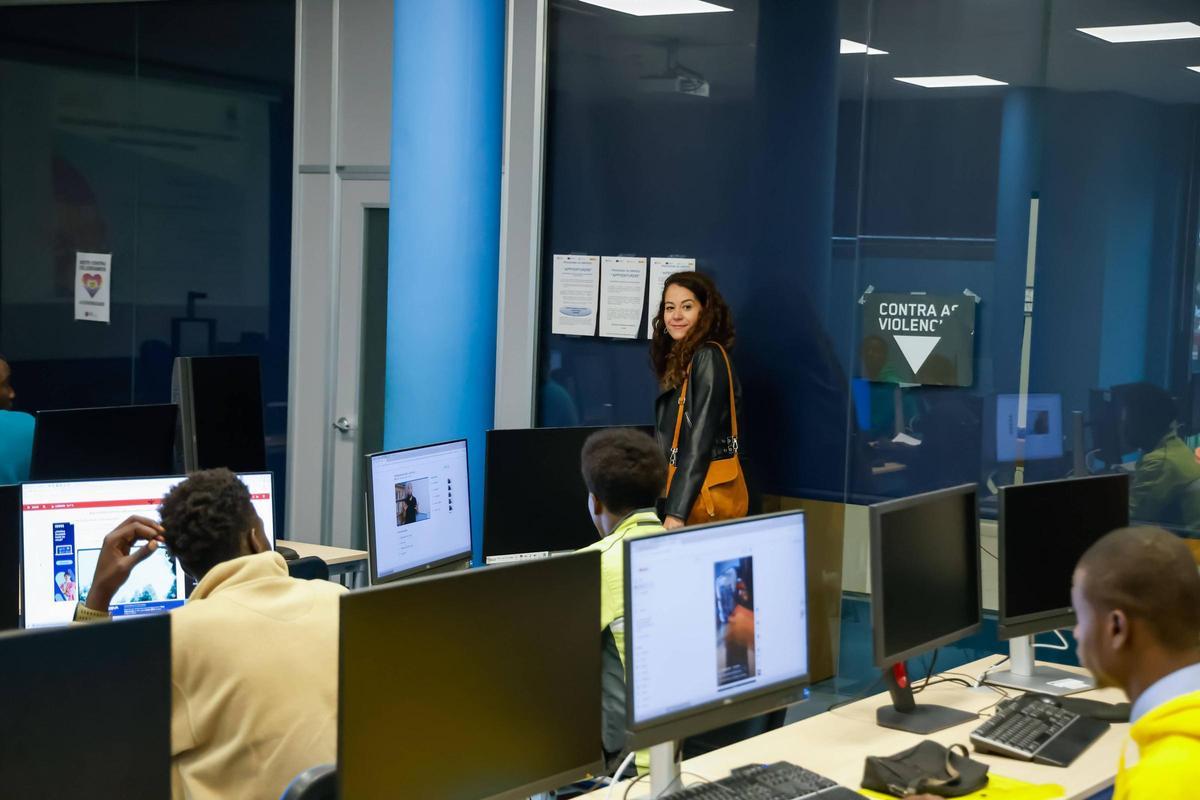 María Rozas, ayer, en su visita al curso de formación para migrantes