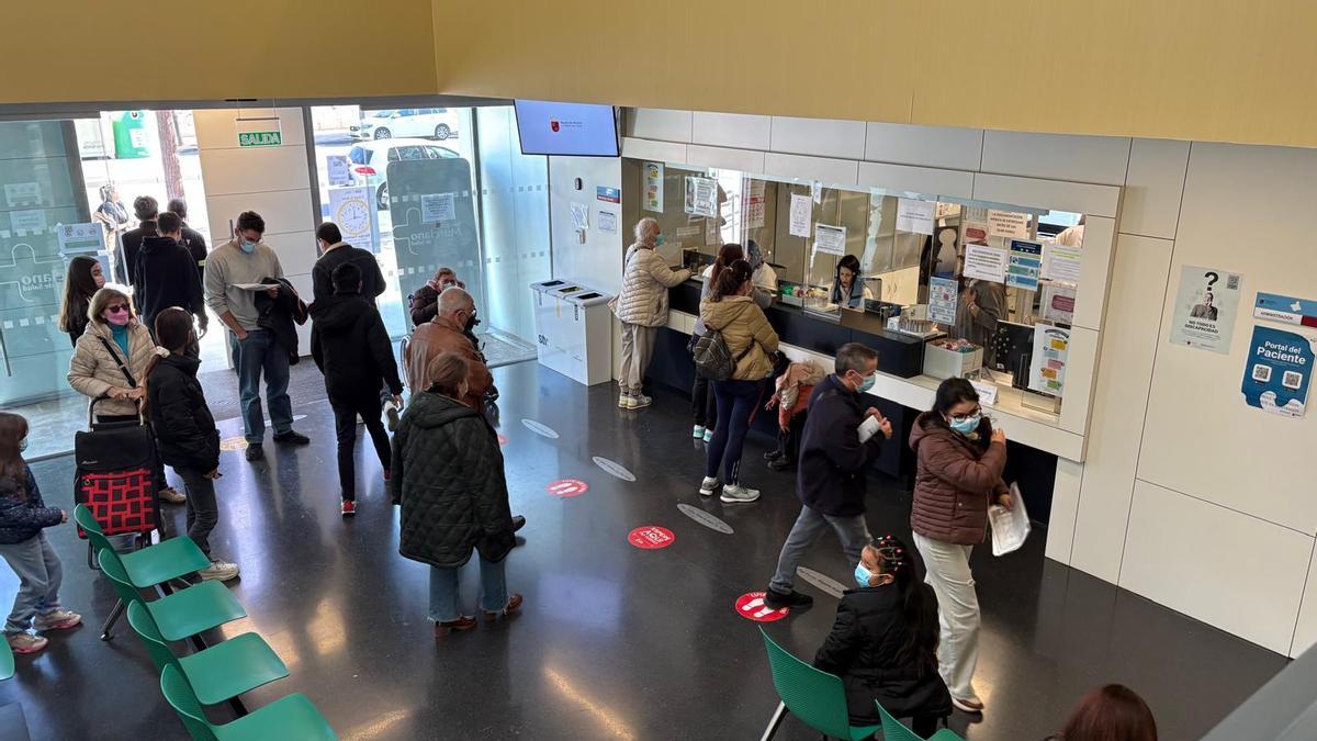 Pacientes aguardan para ser atendidos en el centro de salud Murcia-Sur.