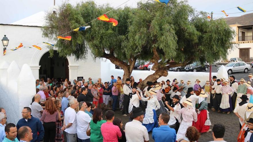 Actuación de la Agrupación Folclórica Rubicón, del municipio de Yaiza, en la ermita de La Caridad el 15 de agosto de 2018.