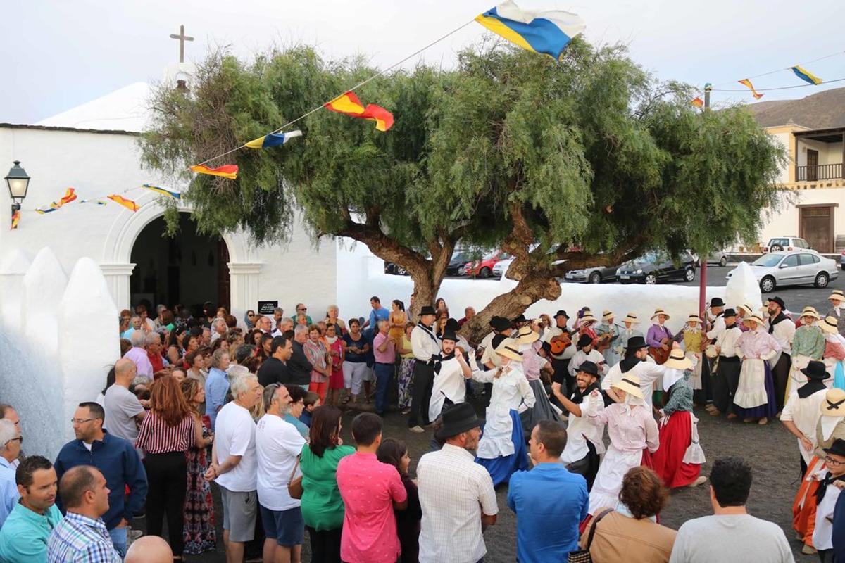 Actuación de la Agrupación Folclórica Rubicón, del municipio de Yaiza, en la ermita de La Caridad el 15 de agosto de 2018.