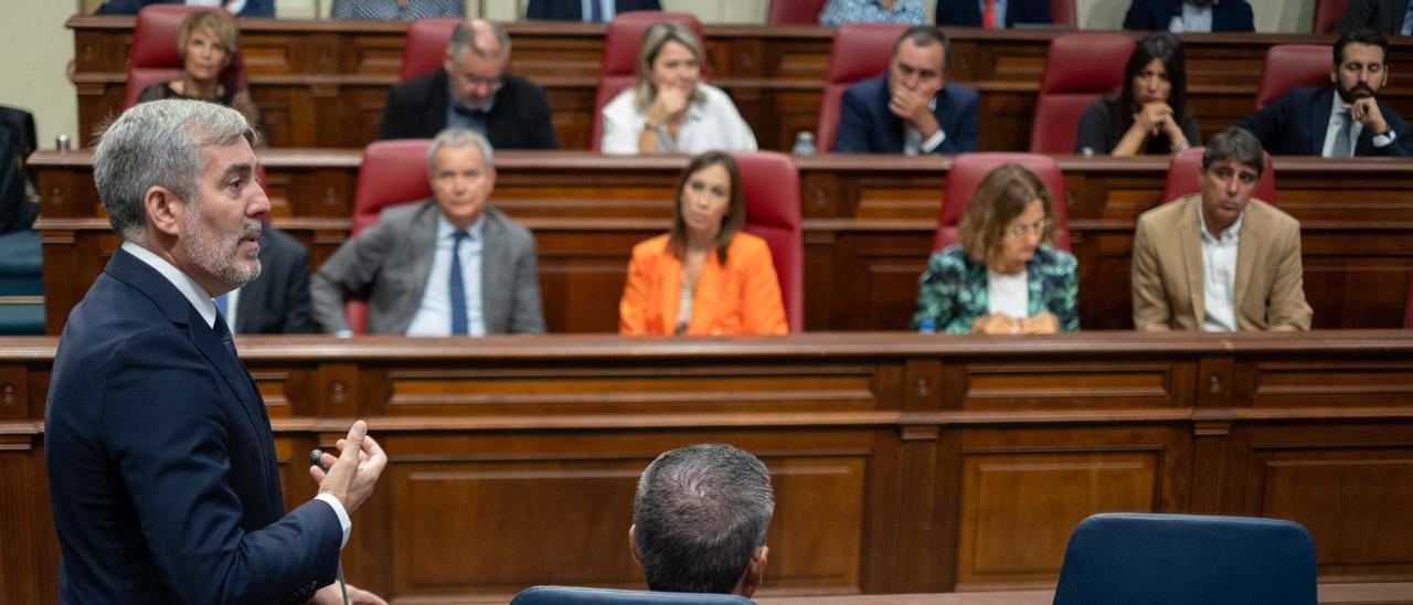 El presidente Fernando Clavijo interviene en el pleno del Parlamento observado por los diputados socialistas.