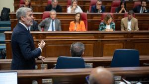 El presidente Fernando Clavijo interviene en el pleno del Parlamento ante la mirada de los diputados socialistas