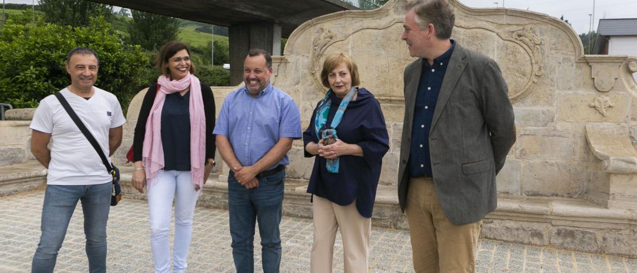 Representantes de la empresa Cabero Edificaciones, junto al concejal Pelayo García, la alcaldesa, Mariví Monteserín, y el arquitecto municipal, Alejandro Andrés Martínez, ayer, ante uno de Los Canapés.