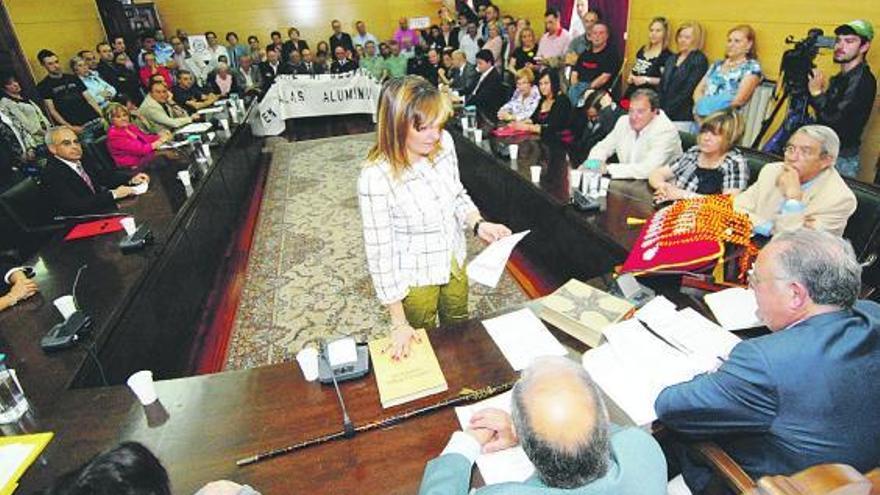 Esther Díaz promete su cargo como edil, en la sesión de investidura celebrada ayer.