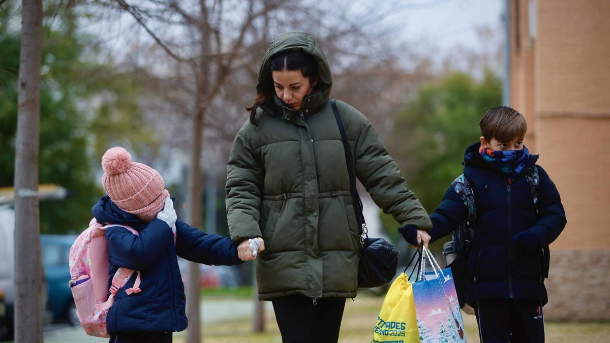 Niños con bufandas, a primera hora en Córdoba, camino del colegio.