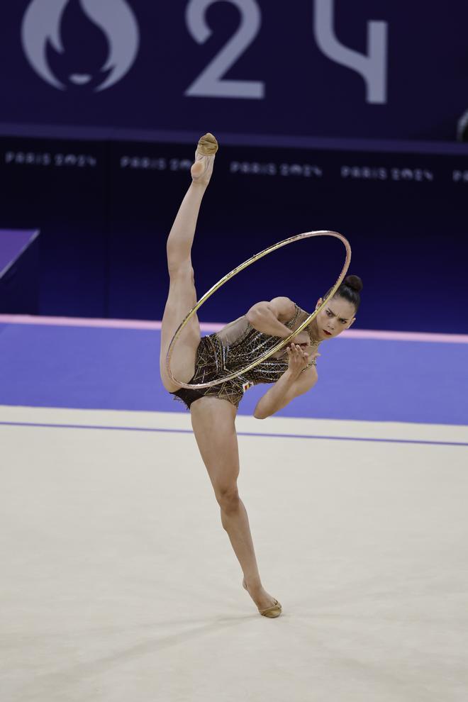 La gimnasta española Polina Berezina ejecuta su rutina de aro mientras compite en la fase clasificatoria del concurso completo individual de gimnasia rítmica de los Juegos Olímpicos de París 2024.