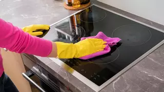 El truco viral para limpiar la vitrocerámica, dejarla como nueva y decir adiós a la grasa