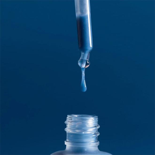 Detalle del serum exfoliante azul de Freshly Cosmetics