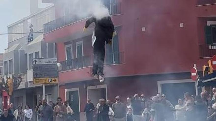 El monigote de Trump quemado en la plaza de Ciutadella.