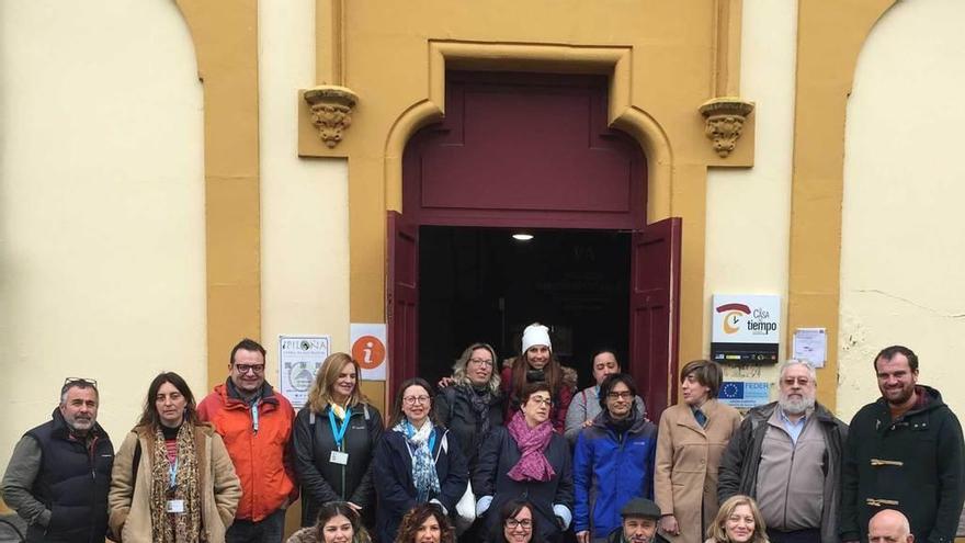 Miembros de la asociación de guías turísticos habilitados del Principado en su visita a la muestra &quot;Los 13 del Sidrón&quot; de Infiesto, ayer.