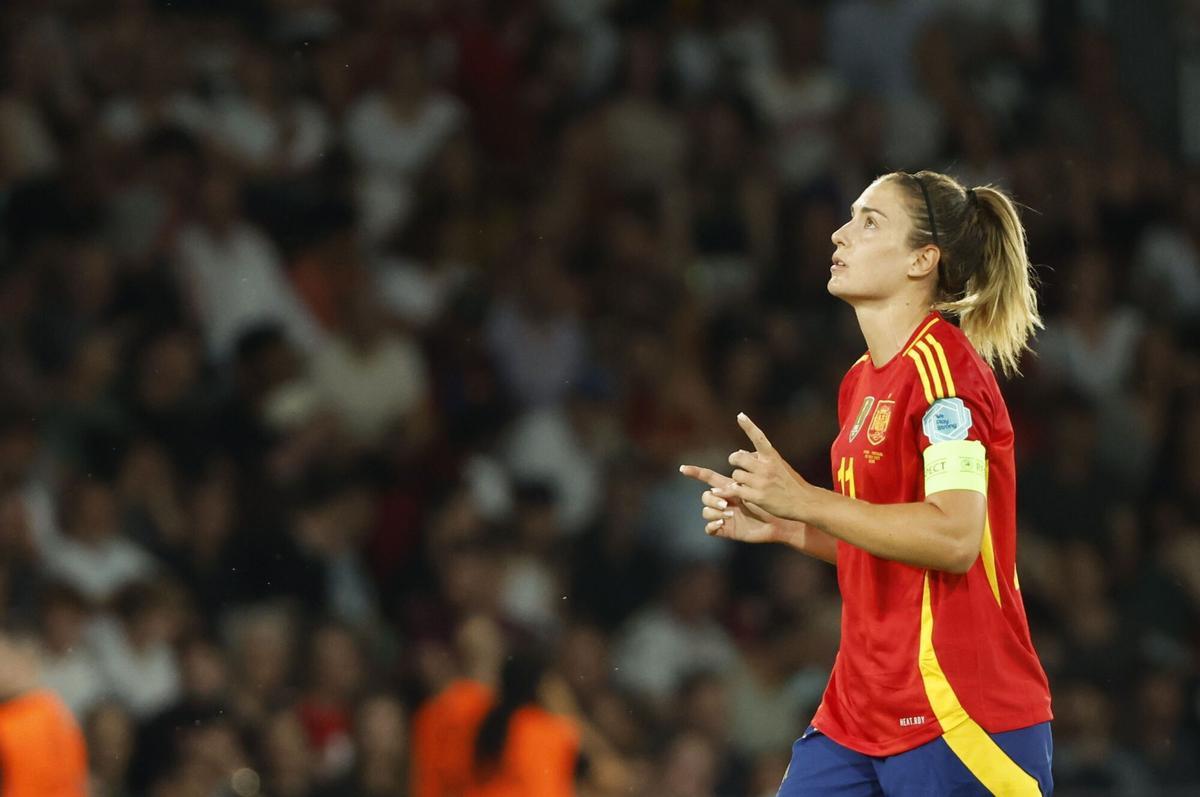 La centrocampista española Alexia Putellas celebra tras anotar el tercer gol del equipo este jueves, durante el partido del grupo B de la Eurocopa Femenina 2025, entre Portugal y España, en el Stade de Suisse en Berna.