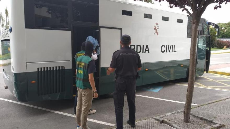 Uno de los detenidos, bajando del autobús de la Guardia Civil // M. López