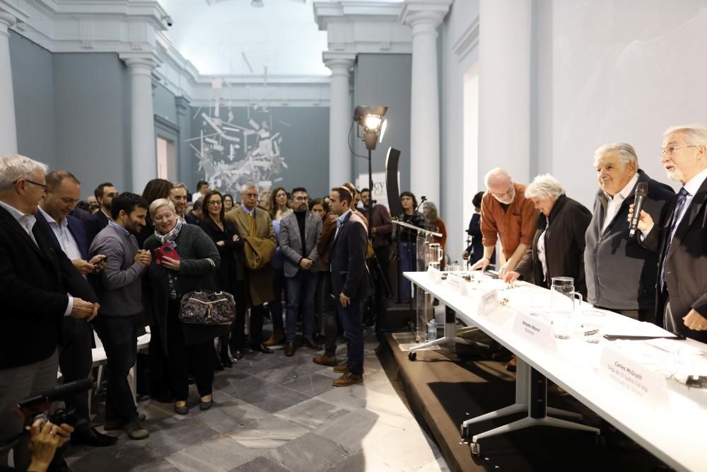 Aglomeración en la conferencia de Mujica en València