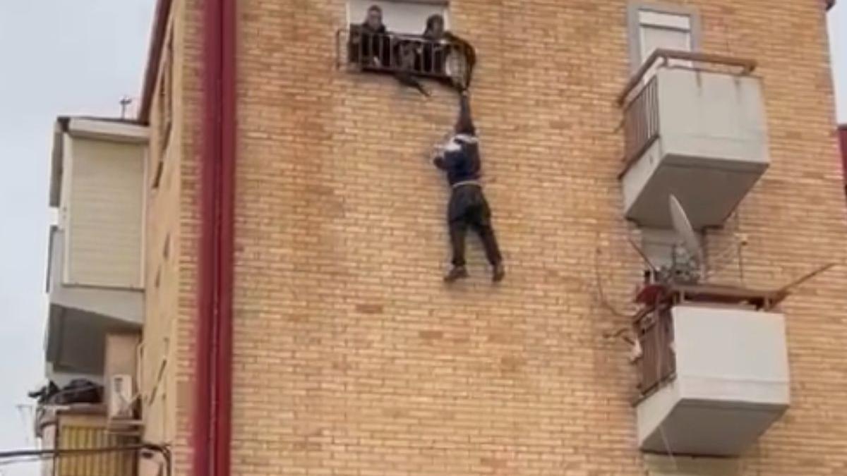 La Policía Nacional salva la vida del hombre cuando intenta huir por la ventana.
