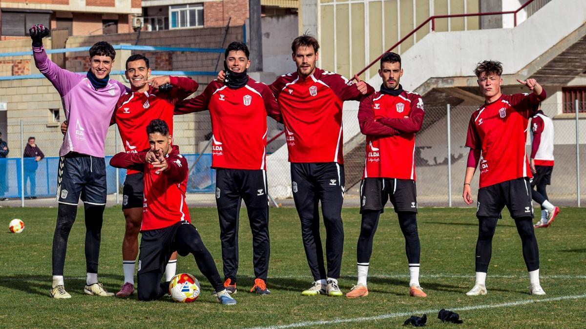 La plantilla del Eldense posa durante un entrenamiento.