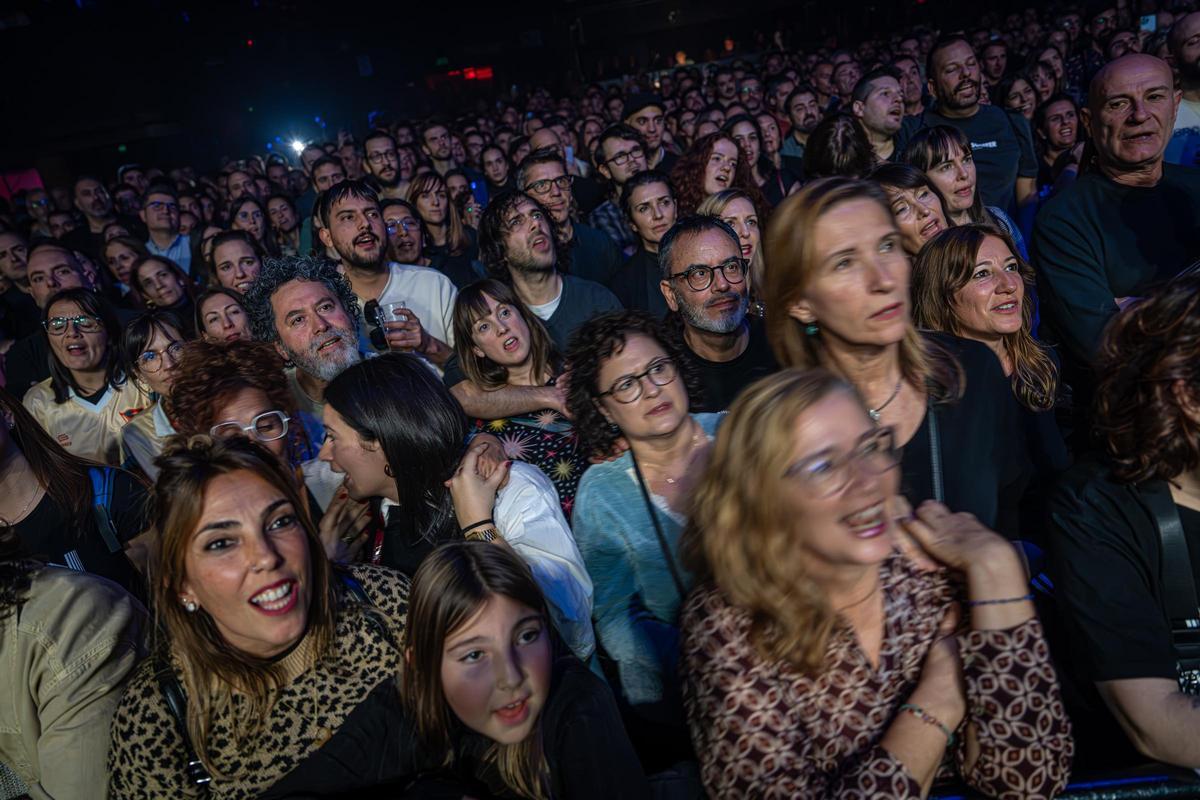Love of Lesbian cierra filas con su ‘hermandad’ en un inflamado estreno en Razzmatazz