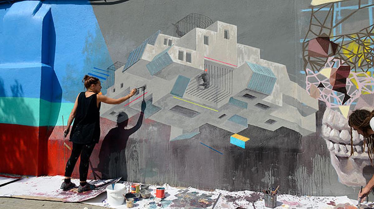 Instalación ’Mur transitable’: murales y grafitis en el paseo de la Circumval·lació.