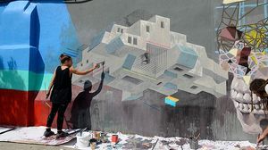 Instal·lació ’Mur transitable’: murals i grafits al passeig de la Circumval·lació.