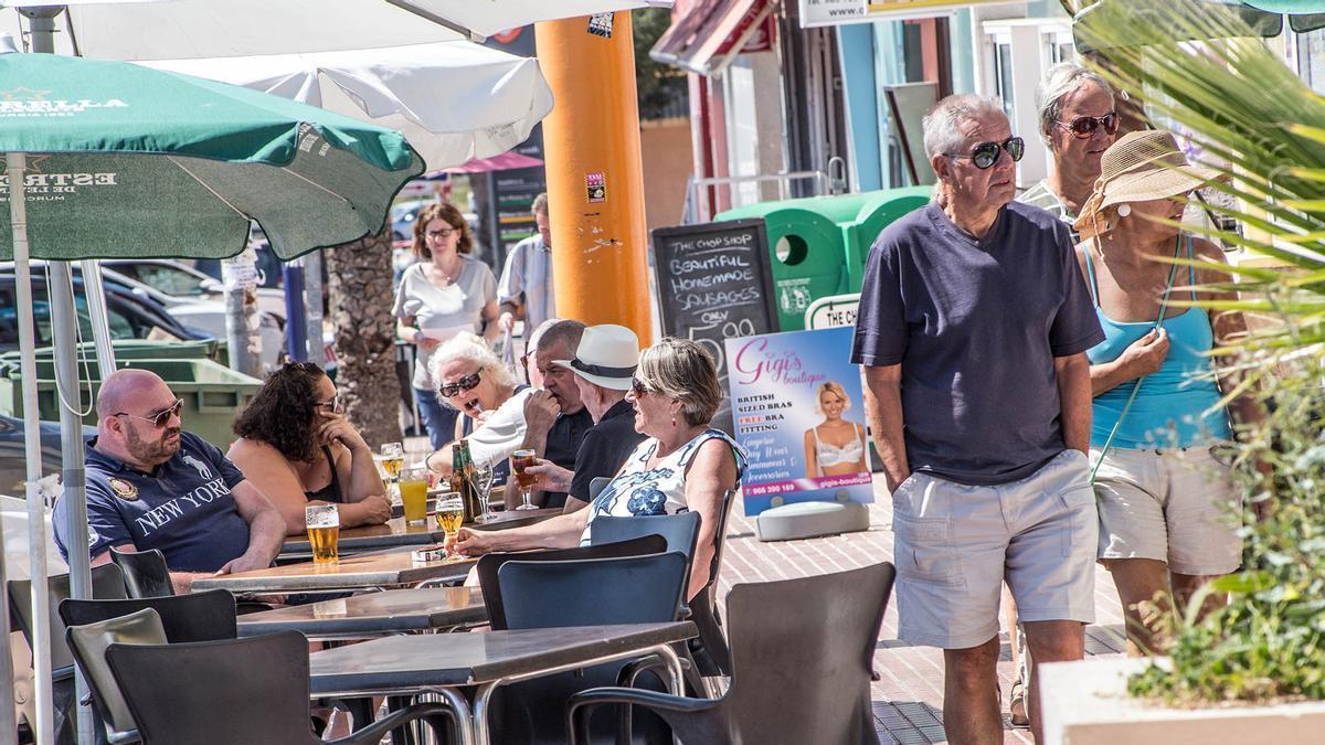 Jubilados europeos en una terraza de Torrevieja