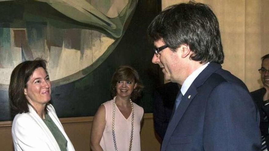 Puigdemont saluda a la directora de BBVA España, Cristina de Parias.  // Efe