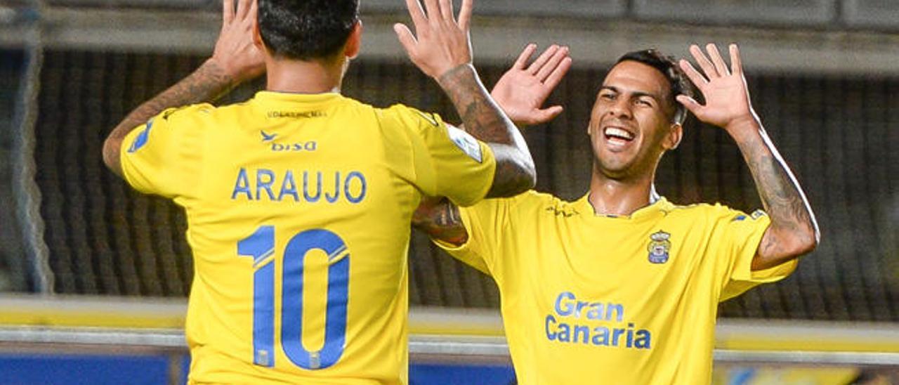 Jonathan Viera felicita a Araujo, bigoleador ante el Tetuán.