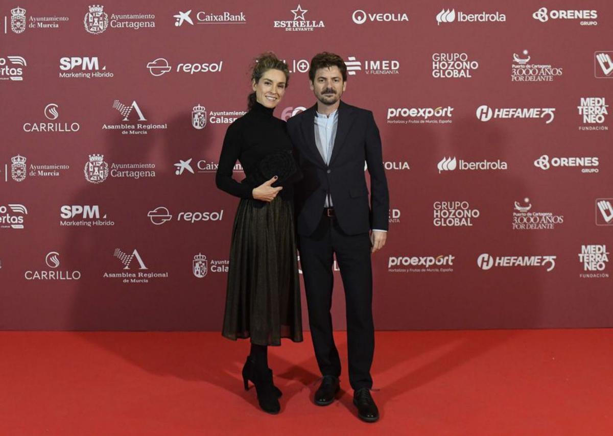 Rafael Fuster, director del Museo Ramón Gaya, junto a su acompañante. | ISRAEL SÁNCHEZ